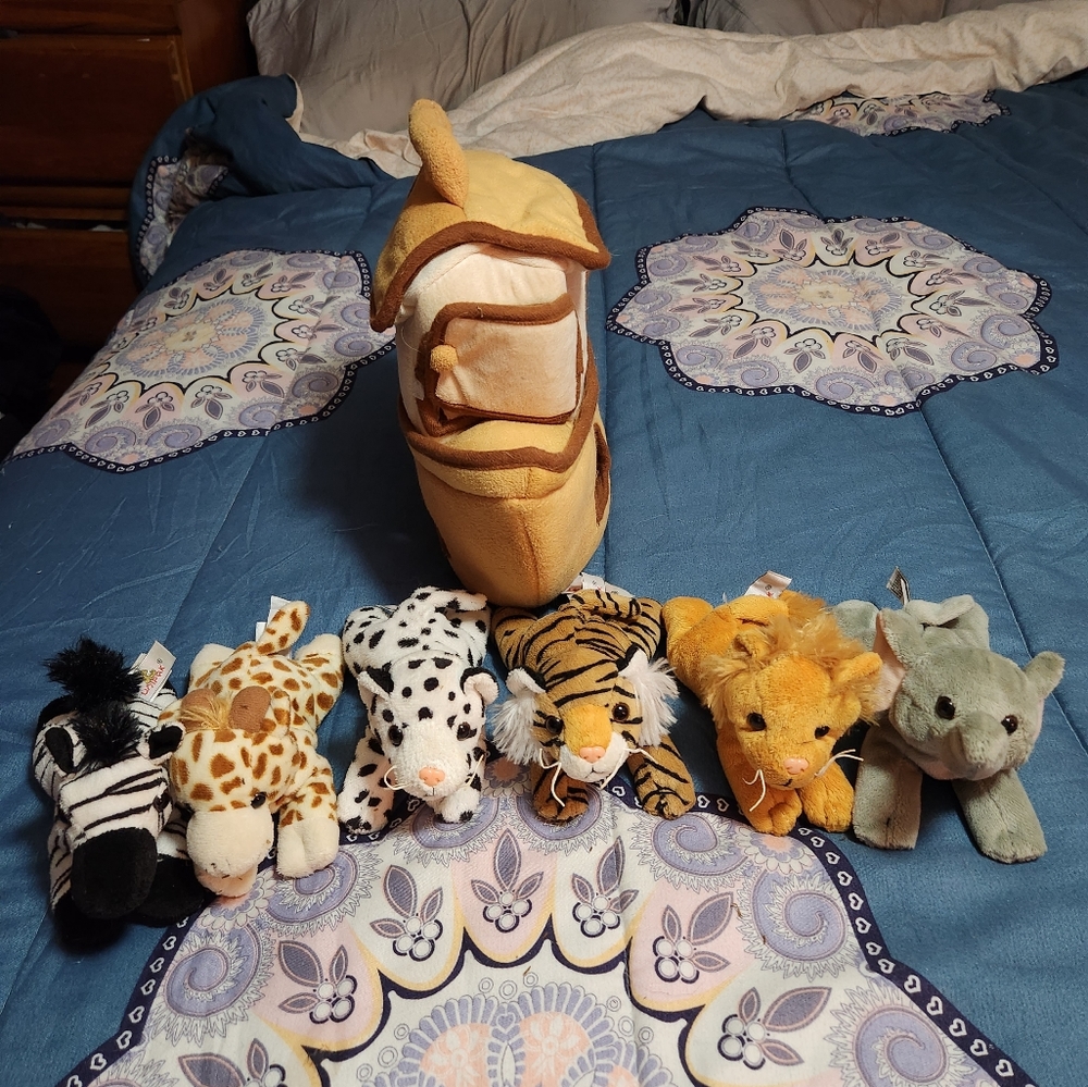 Great Condition !! Noah's Art Stuff Plush With 6 Plush Animals -2017 year-